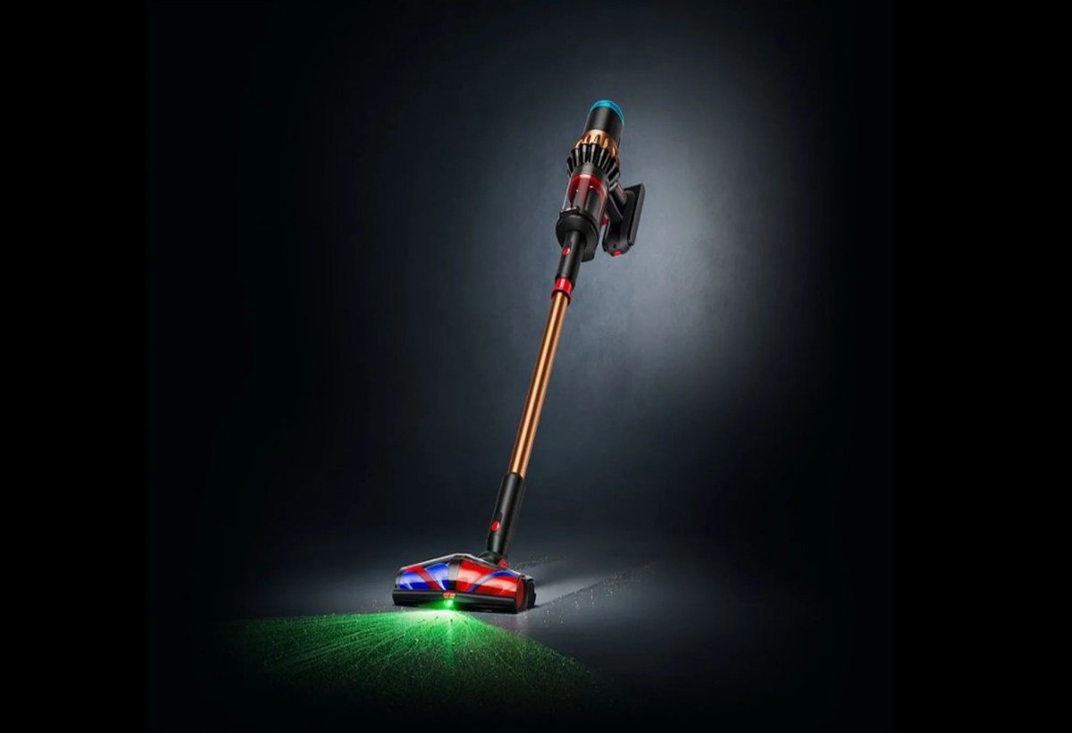 Aspirateur Dyson V16 Piston Animal sur fond sombre